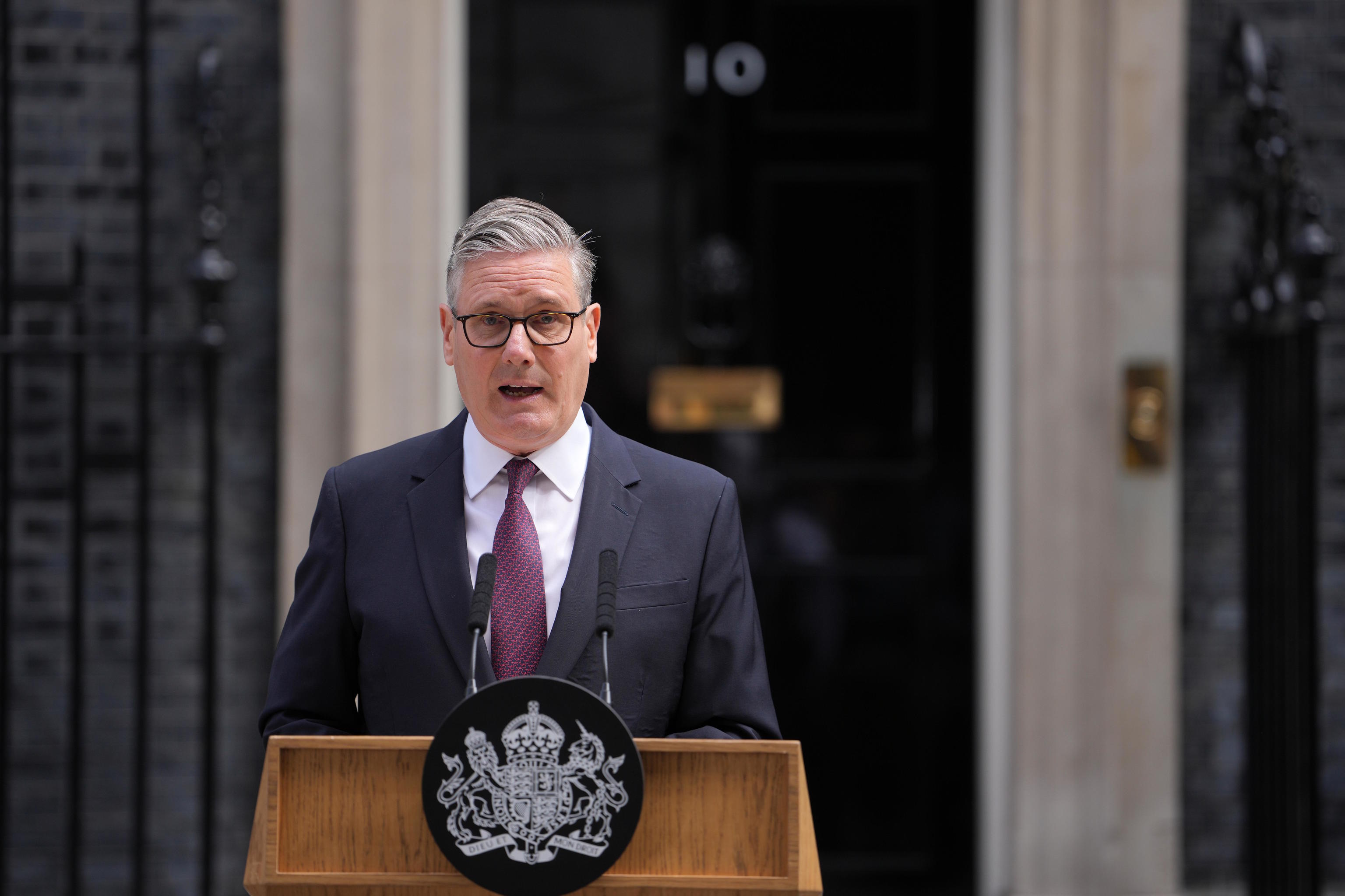 British Prime Minister Keir Starmer announces his resignation to the media.