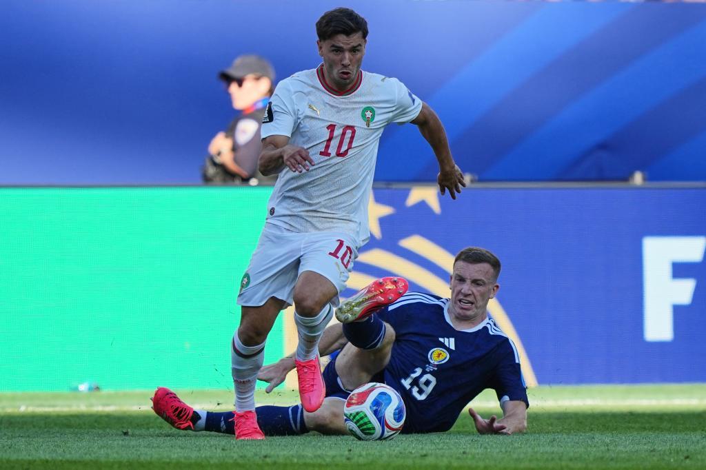 The Scot Lewis Ferguson, on the right, challenges the Moroccan Brahim Díaz for the ball.