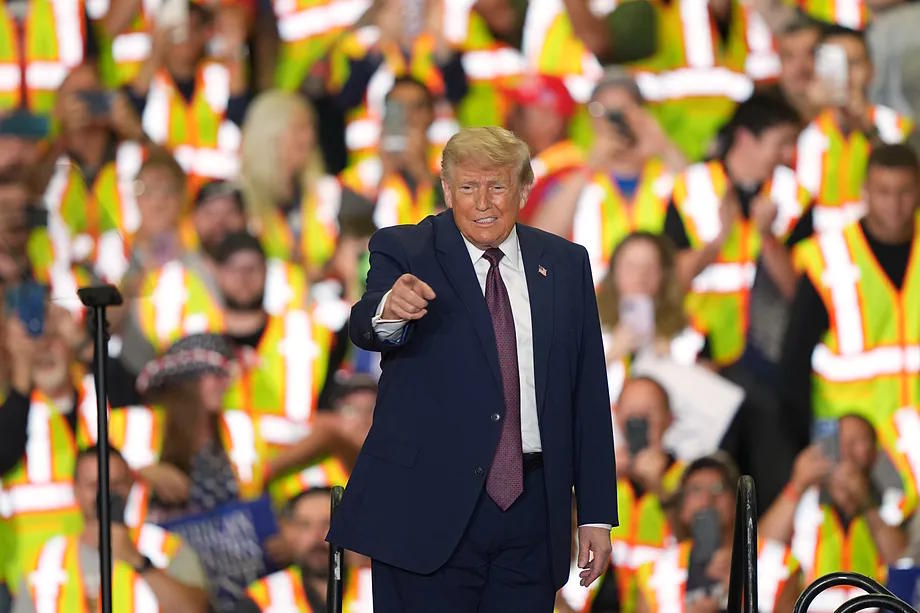 Donald Trump delivers a speech, this Tuesday, during a visit to the facilities of Mack Trucks in Pennsylvania.
