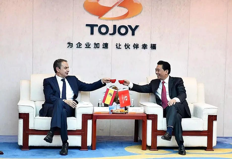 The former President of the Government, Zapatero, in a directive act with Tianjiu Group during a visit to the Chinese business conglomerate in 2016.