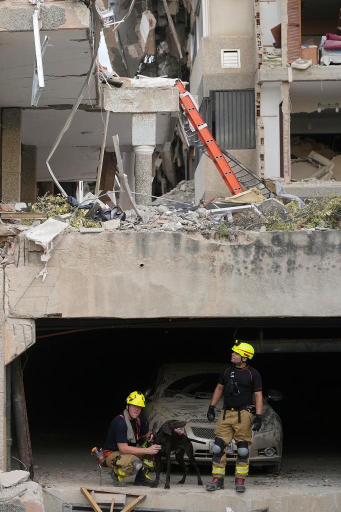 Rescuers from the Czech Republic inspect a building destroyed in the earthquakes that struck Catia La Mar