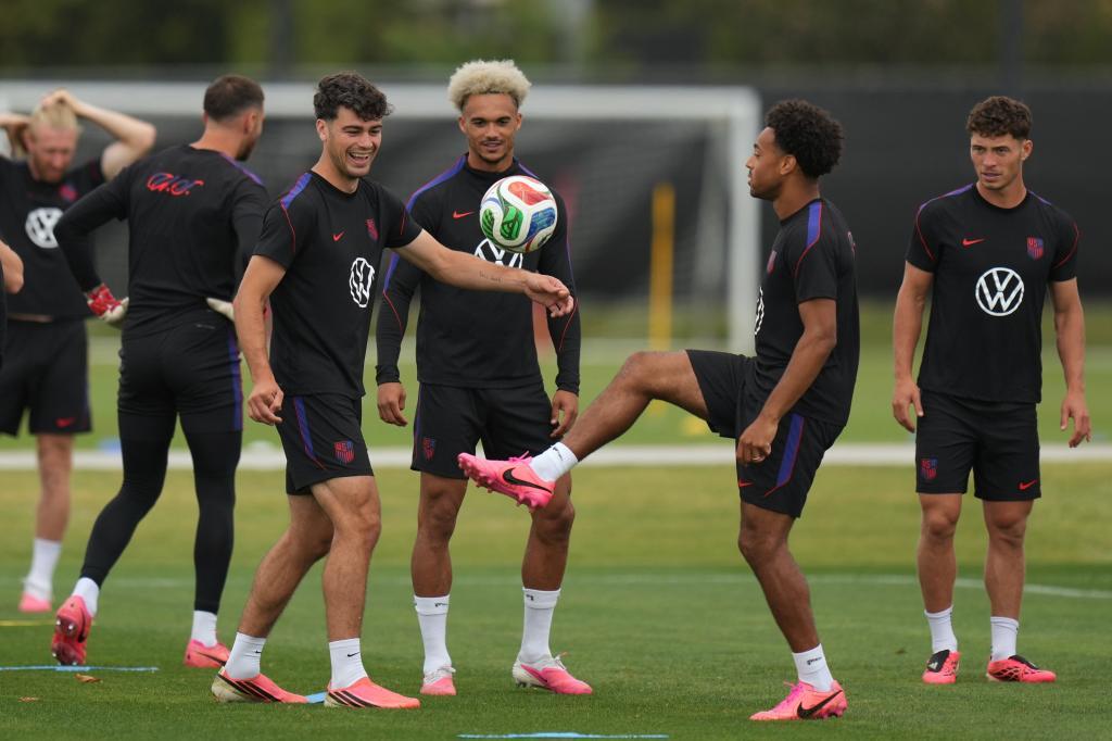 United States' Giovanni Reyna, center left, Antonee Robinson, center, and Tyler Adams.