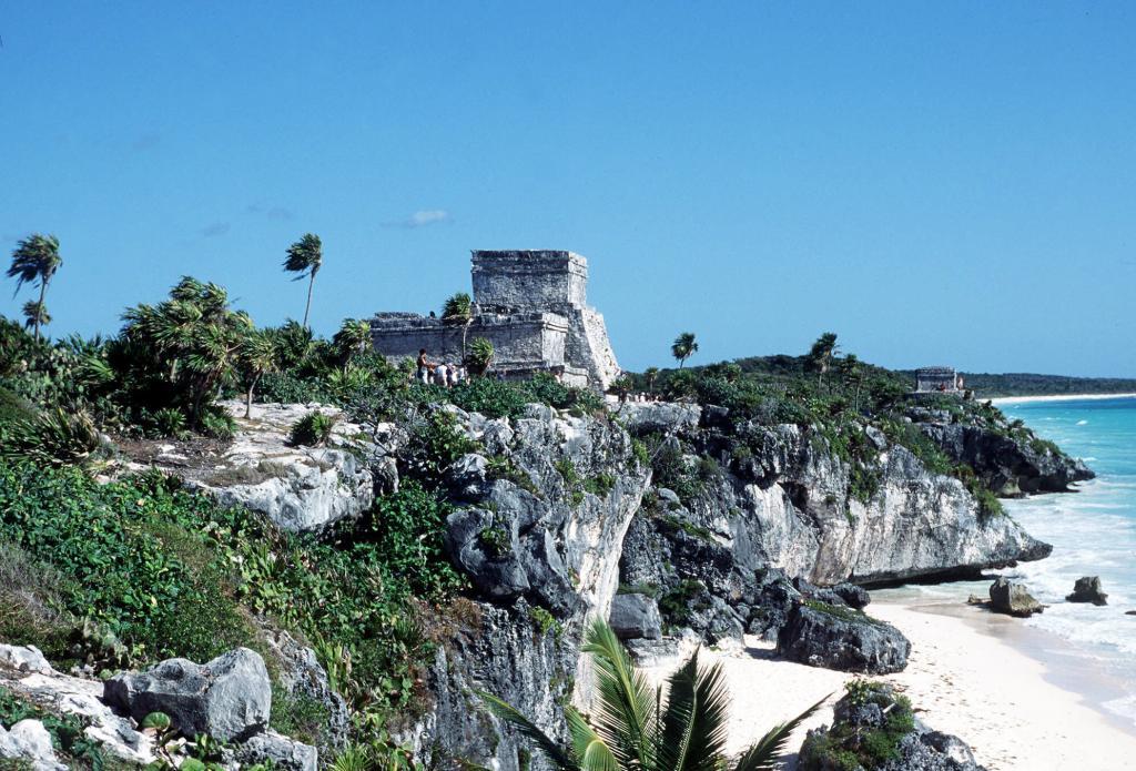 Image of the Tulum ruins in Cancun.