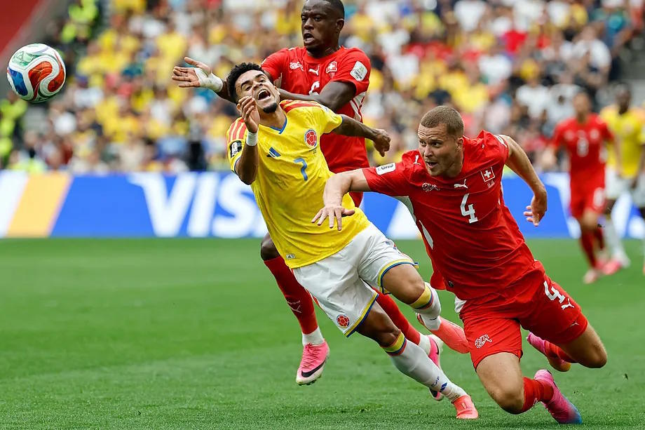 Luis D�az battles for the ball with Zakaria and Elvedi in Vancouver.