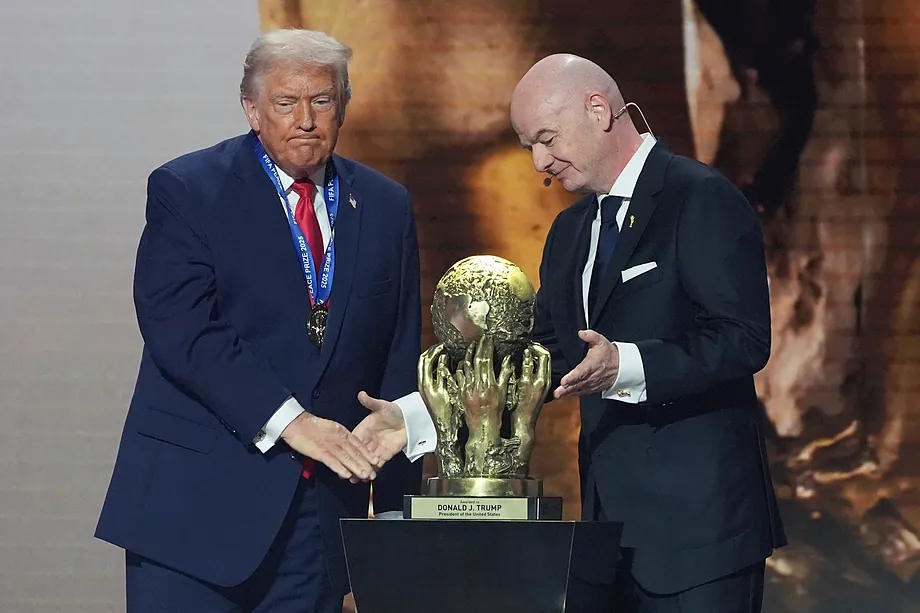 Infantino presents the FIFA Peace Award to Trump.