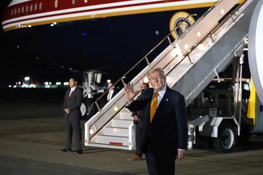 Donald Trump waves as he changes planes in Suffolk (eastern England), returning to Washington.