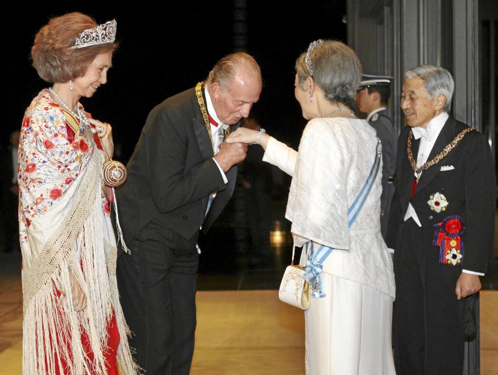 Spain's King Juan Carlos, second from left and Queen Sofia, left, are greeted by Japanese Emperor Akihito and Empress Michiko prior to the dinner at the Imperial Palace in Tokyo