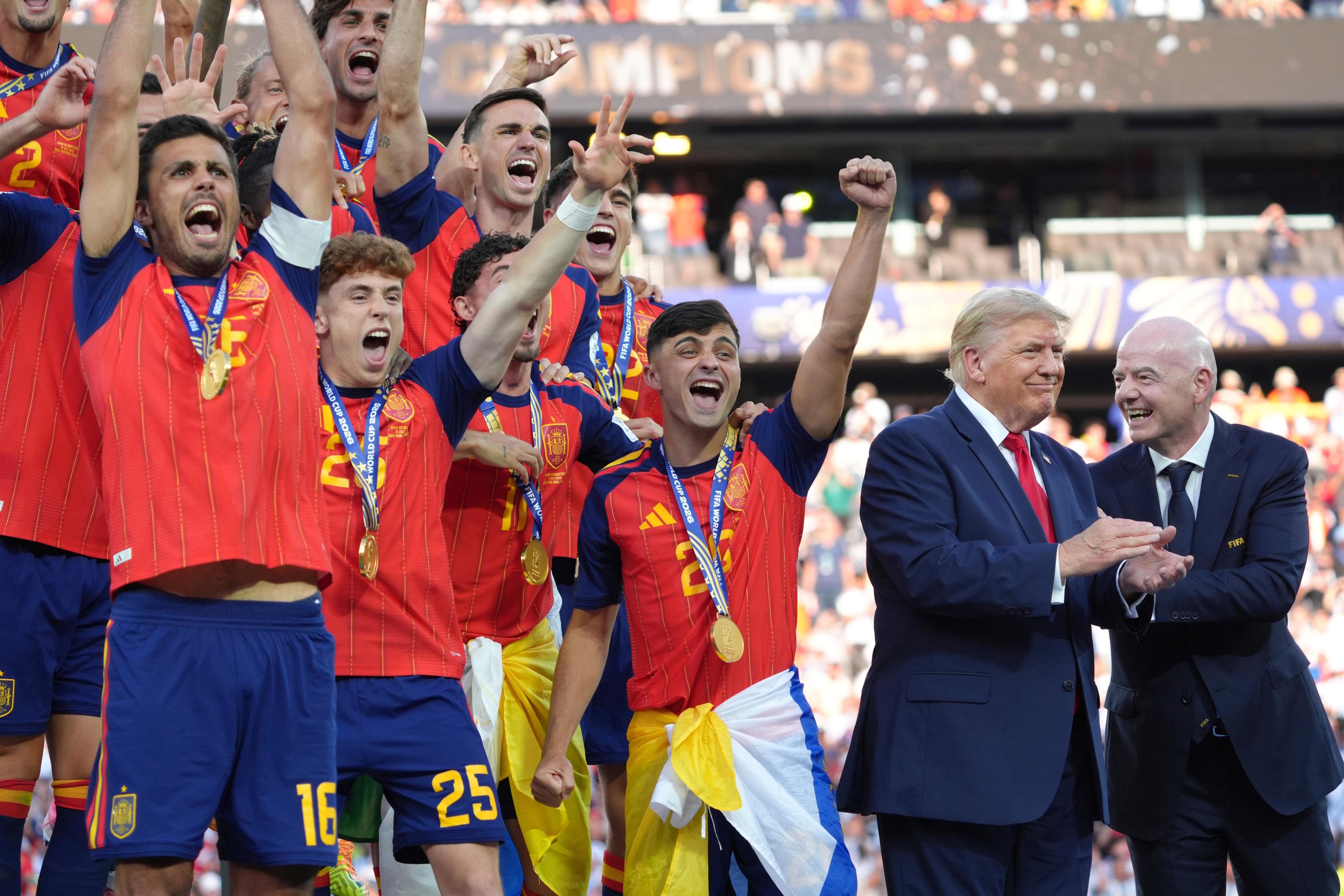 Spain players cheer alongside President Trump and FIFA President Infantino.