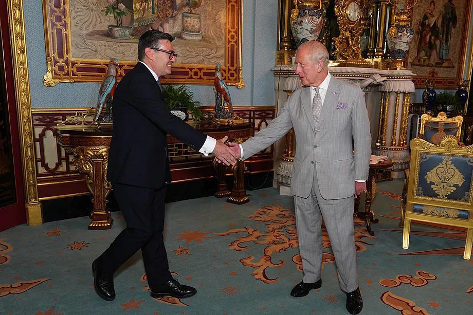Carlos III shook hands with his new Prime Minister.
