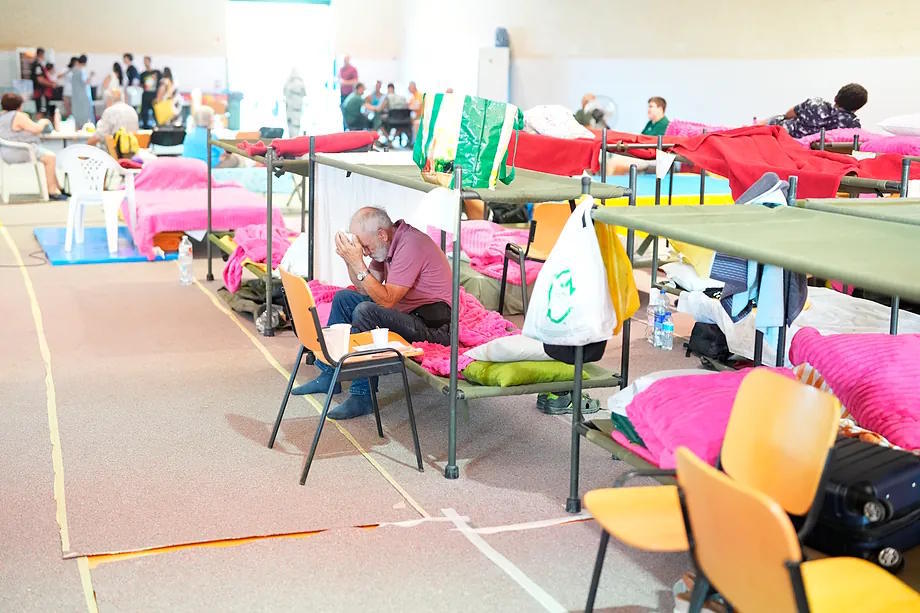 A resident evacuated due to the fires, yesterday at the La Chopera municipal sports center in Villamanta (Madrid).