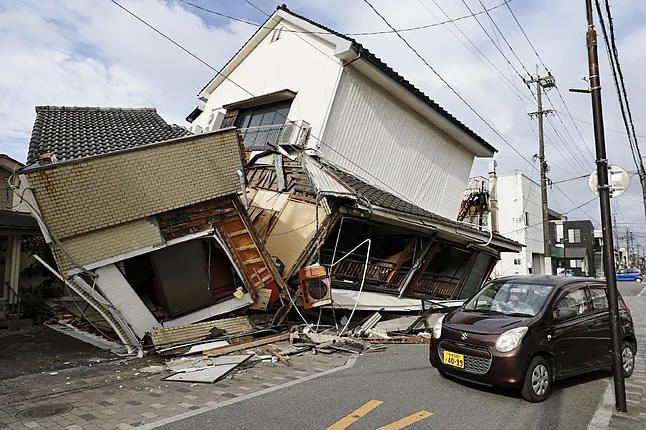 A collapsed house in Kumamoto.