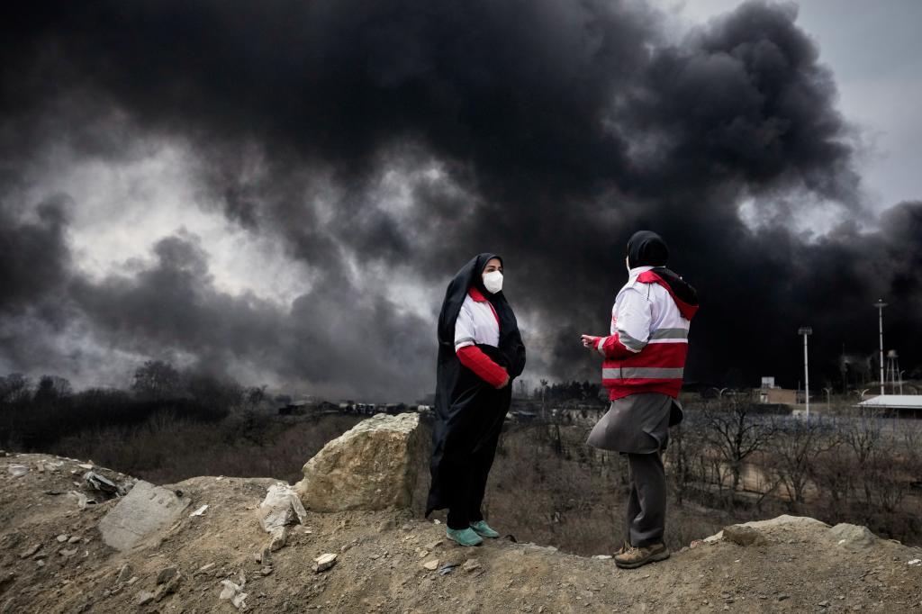 Two women from the Iranian Red Crescent Society.