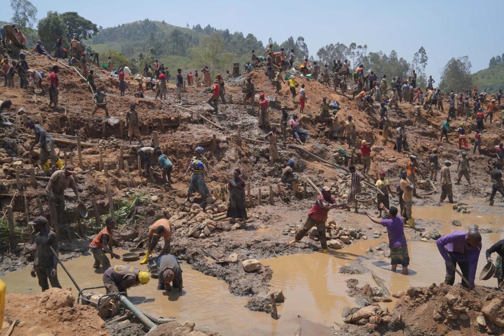 People search for gold at a mining site in Iga-Barri�re, Ituri province, eastern Congo