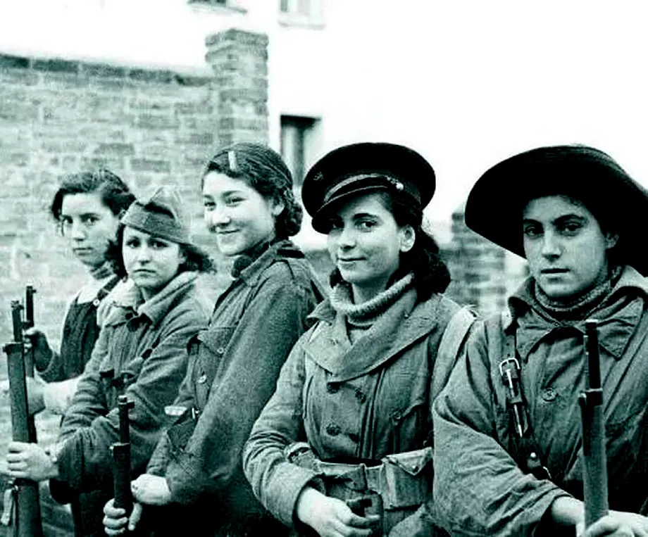 Angelines Fern�ndez is the first one on the left.