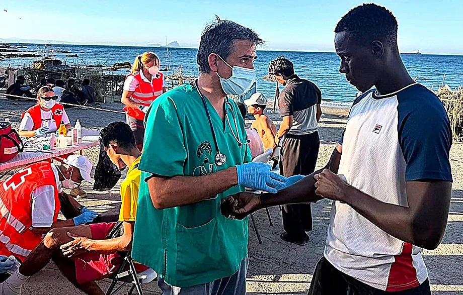 Fran Garc�a Lanzas, attending to a migrant in Trampol�n (Ceuta).