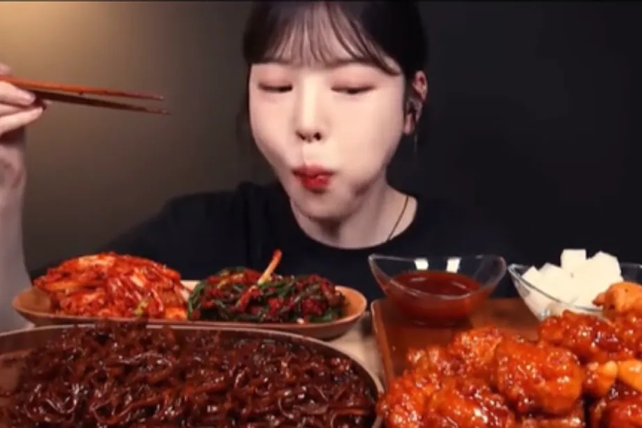 Chen Ziyi, influencer china de 'mukbang'.
