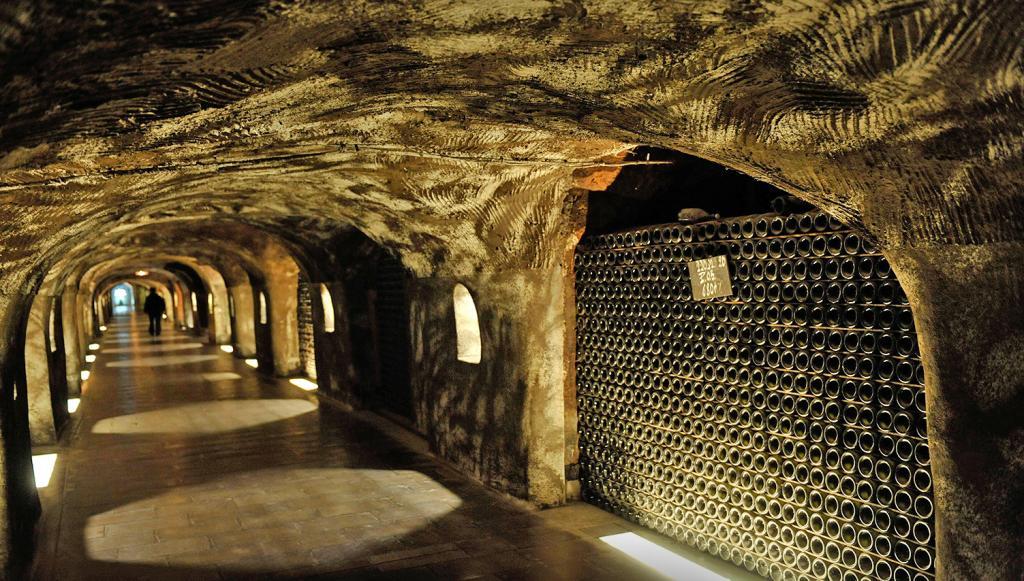 A visit to the more than 28 kilometers of cellars belonging to the Moët & Chandon group.