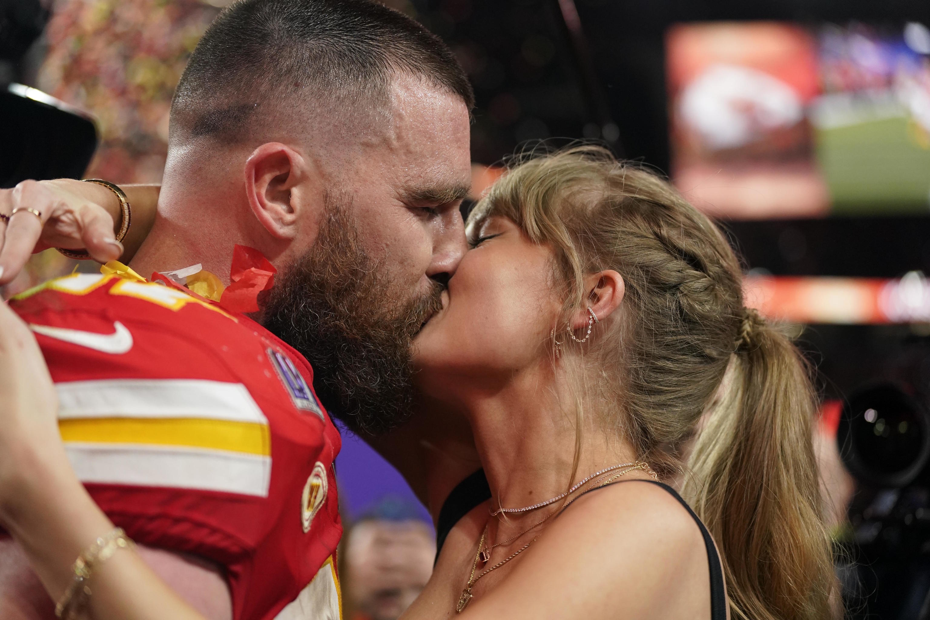 Taylor Swift kisses Travis Kelce.