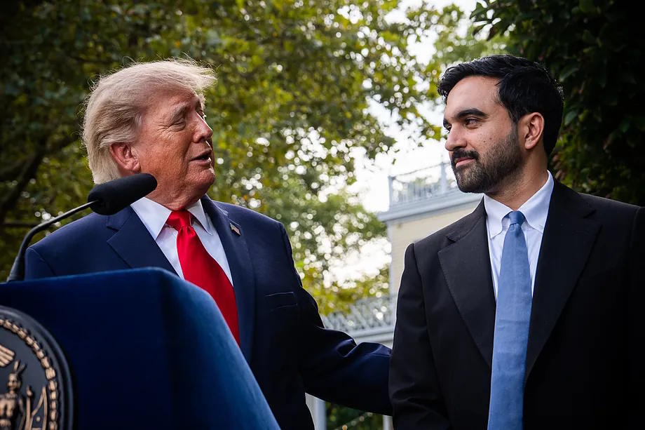 Mamdani listens to Trump at the press conference on Monday at the official residence of the Mayor of New York.