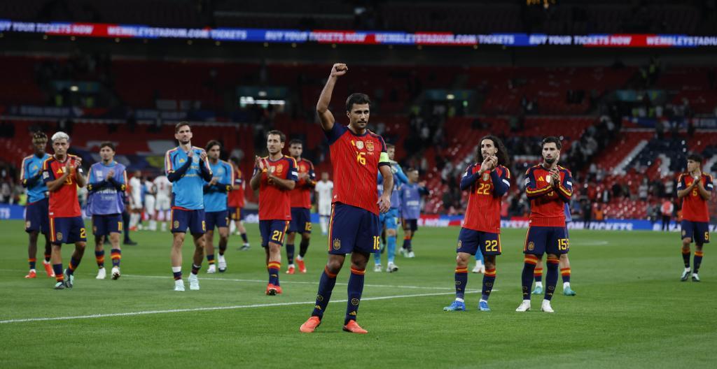 The Spanish players celebrate the victory against England at Wembley Stadium.
