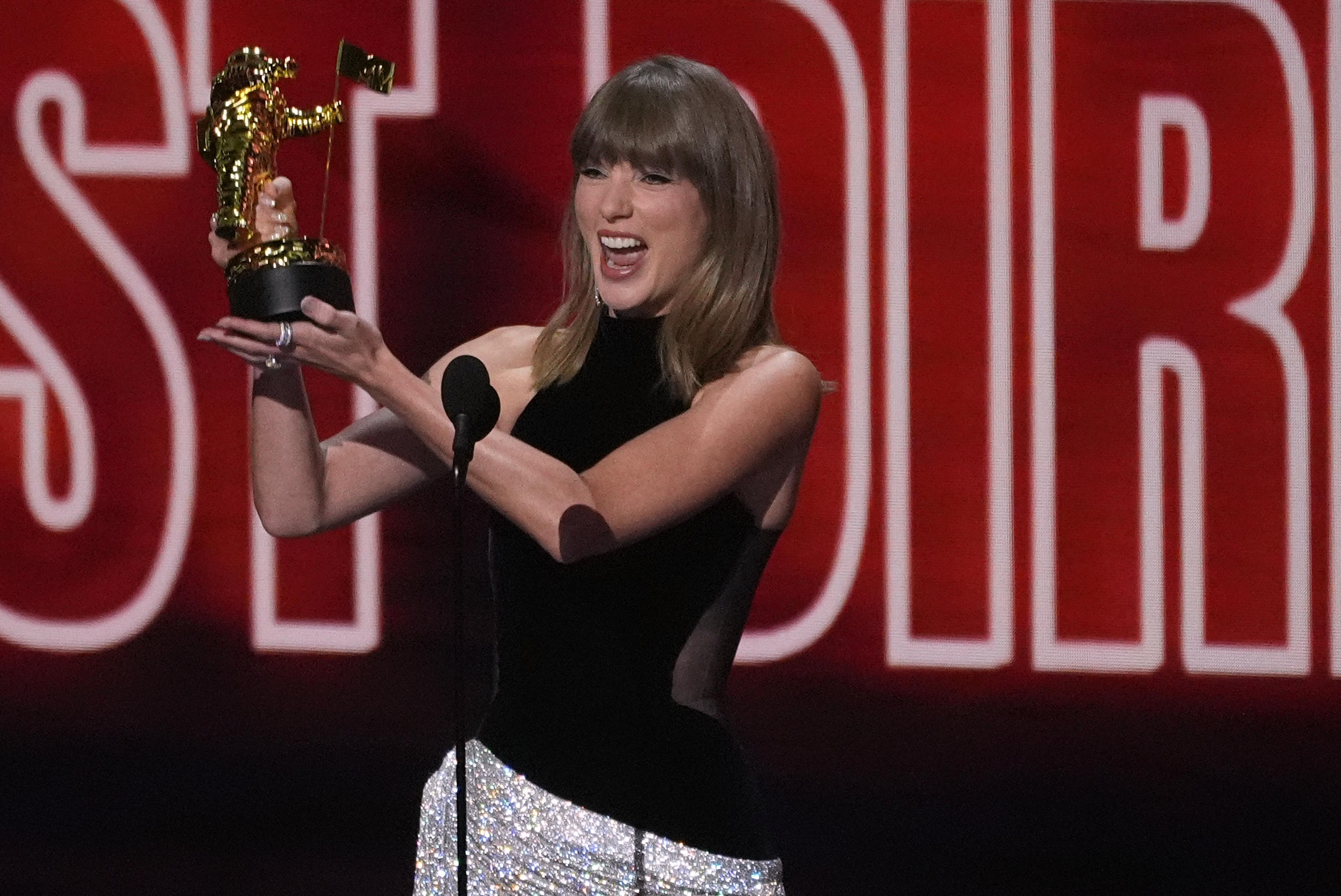 Taylor Swift receives the MTV VMA Artist Director Honors award.
