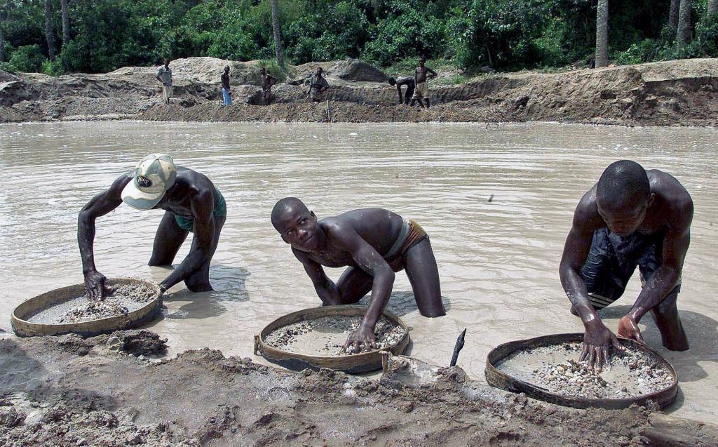 Diamond prospectors at the Corbert Mine in Walima