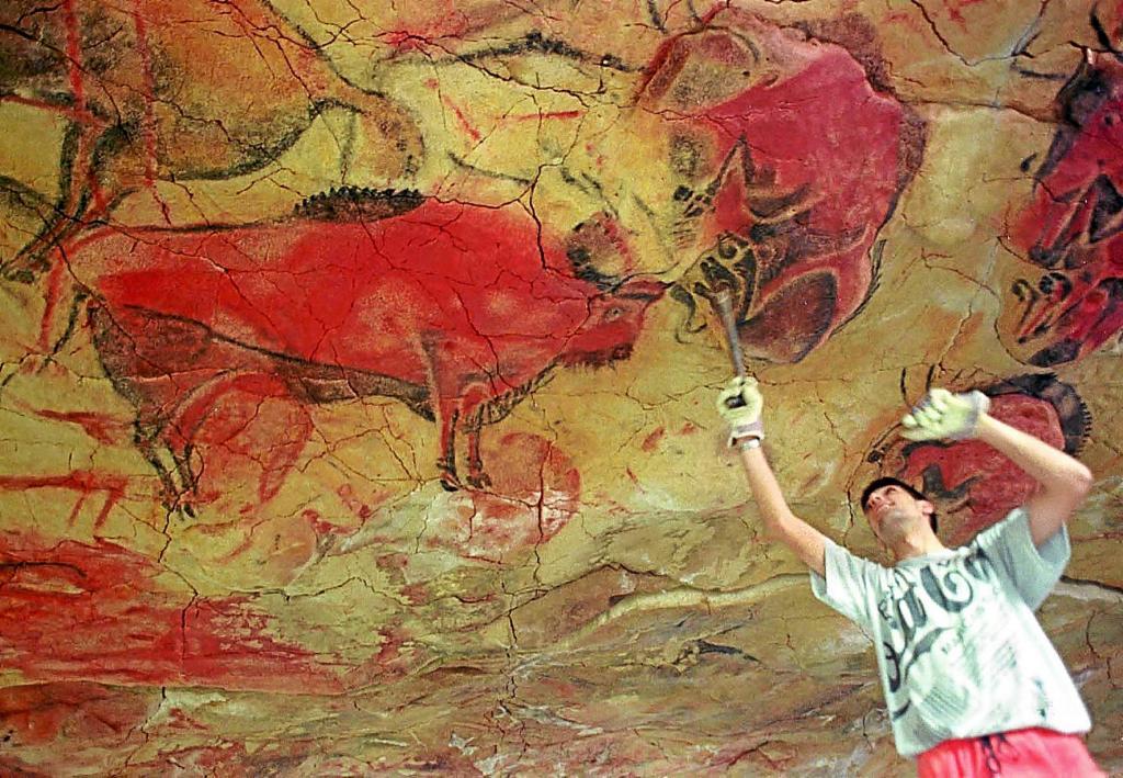 An employee working in the replica of the Altamira Cave