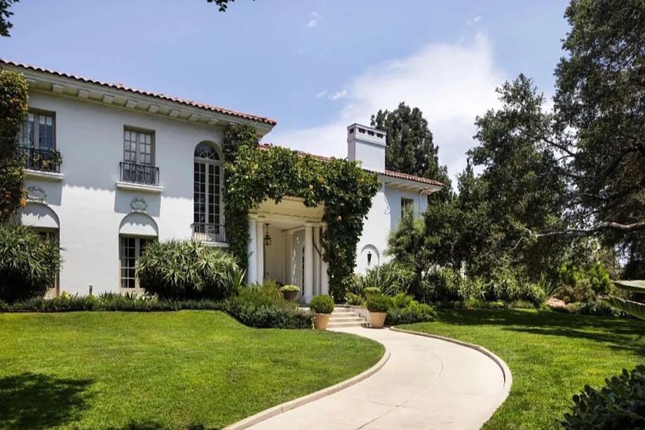 Facade of the house sold by Angelina Jolie.