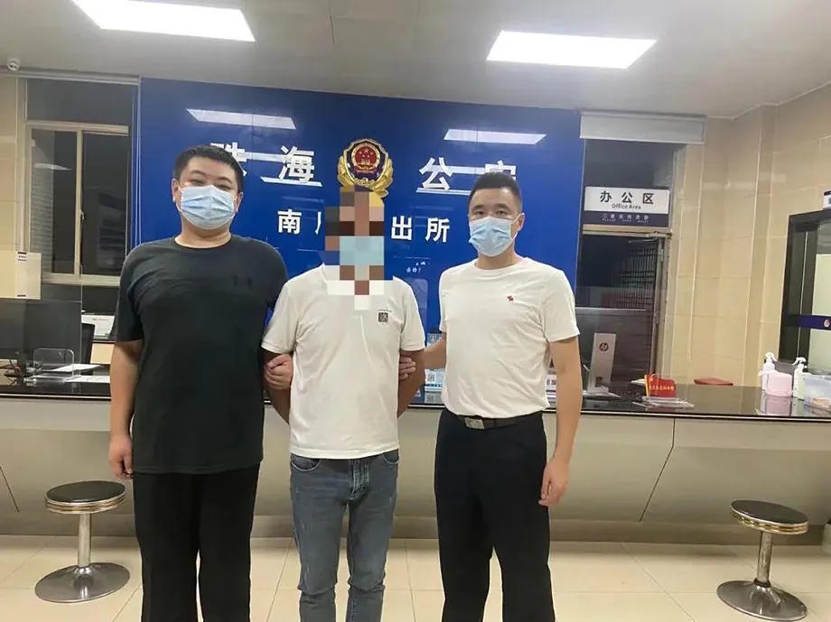 Chinese agents arrest fugitive Chen.
