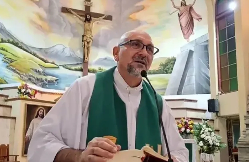 Priest Patricio Alfredo S�nchez Molinari, during Mass
