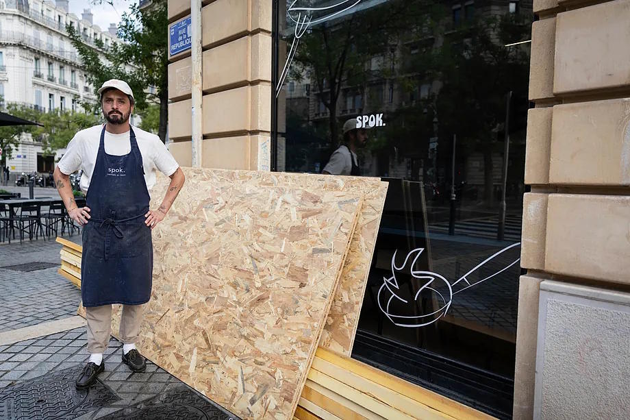 Steven protects his premises in the center of Marseille from the unrest.